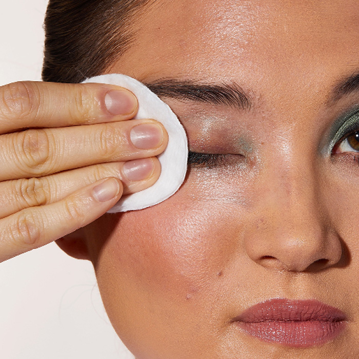 comforting-eye-makeup-remover-model-700x700-v1.jpg